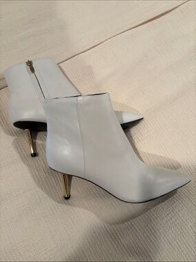 Nine West White Pointed Toe Ankle Booties with Gold Zipper size 8
